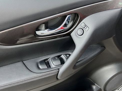 Used 2019 Nissan Rogue SV image 18