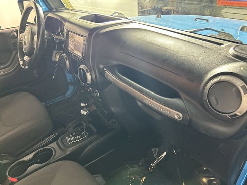 Used 2017 Jeep Wrangler Unlimited Sport w/ Connectivity Group AWD/4WD image 26
