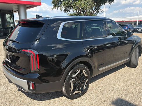 Used 2024 Kia Telluride EX w/ EX Captain's Chair Package FWD image 3