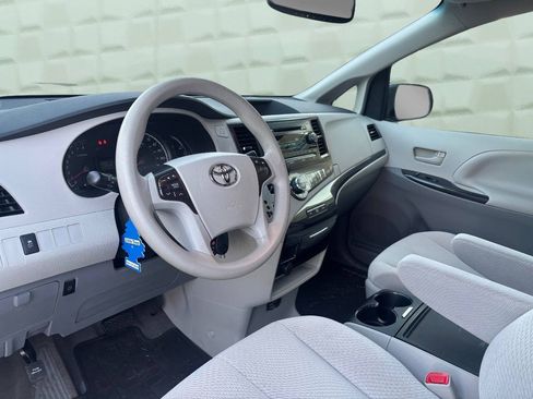Used 2014 Toyota Sienna LE FWD image 11