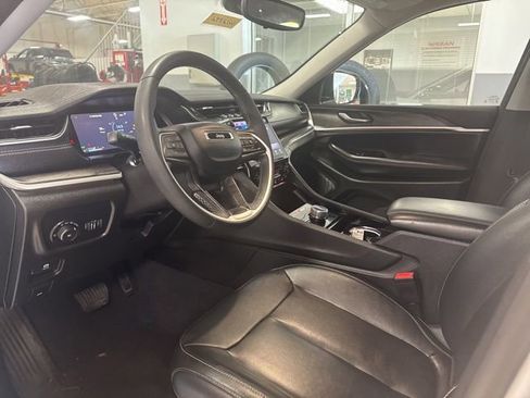 Used 2023 Jeep Grand Cherokee Limited AWD/4WD image 12