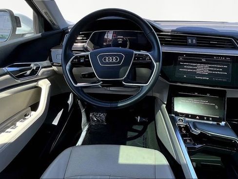 Used 2022 Audi e-tron Premium Plus w/ Premium Plus Package image 5