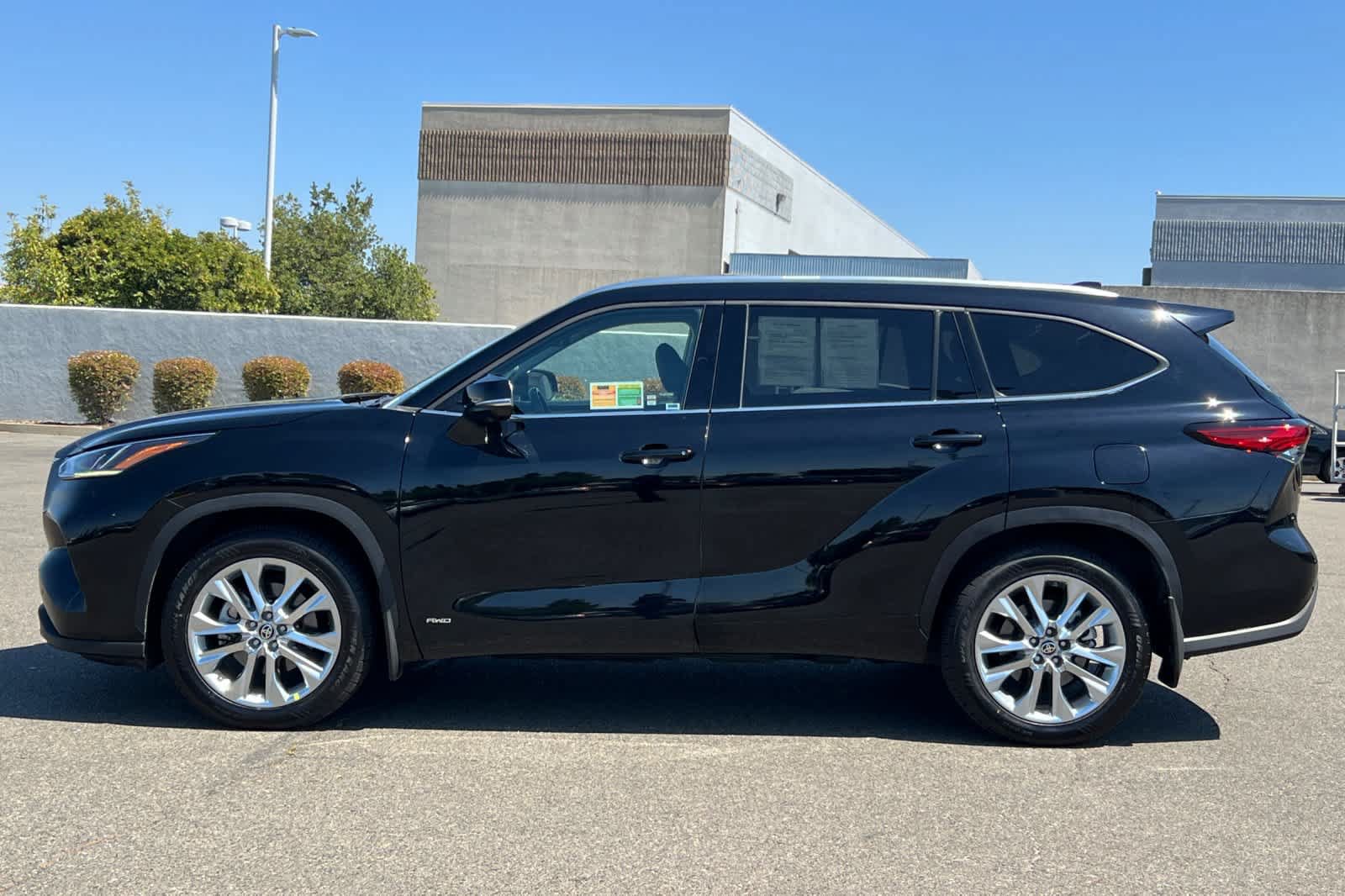 Used 2023 Toyota Highlander Limited AWD/4WD image 9