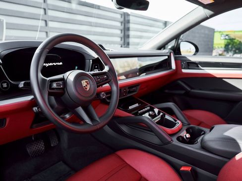 Used 2024 Porsche Cayenne Coupe image 2