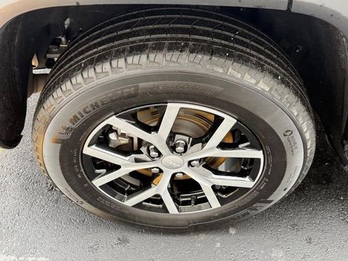 Used 2024 Jeep Grand Cherokee L Limited w/ Luxury Tech Group II image 7