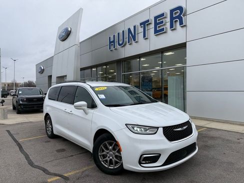 Used 2022 Chrysler Pacifica Touring image 1