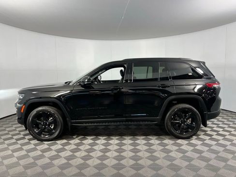 Used 2025 Jeep Grand Cherokee Altitude image 11