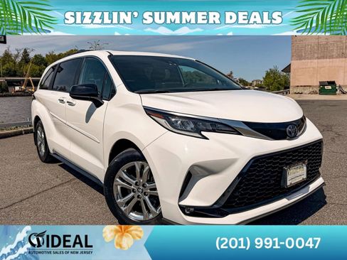 Used 2022 Toyota Sienna XSE w/ XSE Plus Package AWD/4WD image 2