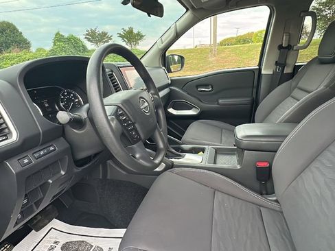 Used 2022 Nissan Frontier SV w/ Graphics Package image 11