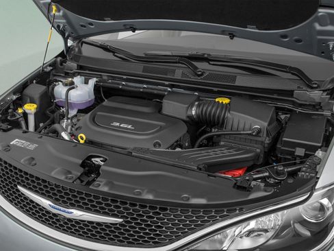Used 2018 Chrysler Pacifica Limited FWD image 16