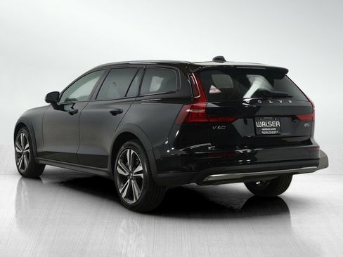 Used 2025 Volvo V60 B5 Cross Country Plus image 3