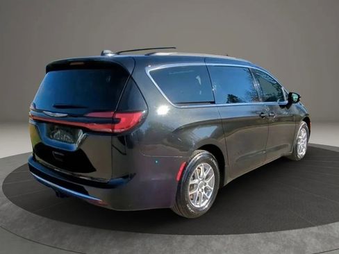 Used 2022 Chrysler Pacifica Touring-L FWD image 5