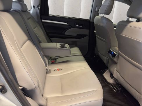 Used 2018 Toyota Highlander XLE AWD/4WD image 17