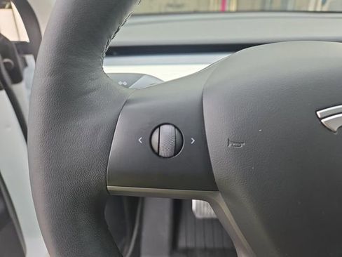 Used 2022 Tesla Model Y Long Range image 25