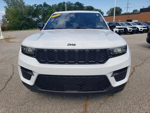 Used 2025 Jeep Grand Cherokee Altitude AWD/4WD image 9
