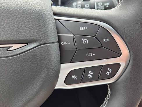 Certified 2027 Chrysler Pacifica Select FWD image 33