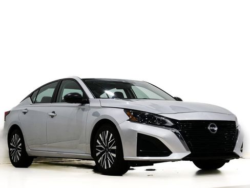 Used 2024 Nissan Altima 2.5 SV image 1