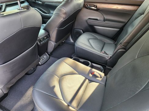 Used 2021 Toyota Highlander Limited FWD image 26