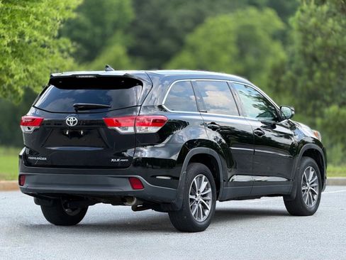 Used 2019 Toyota Highlander XLE AWD/4WD image 11