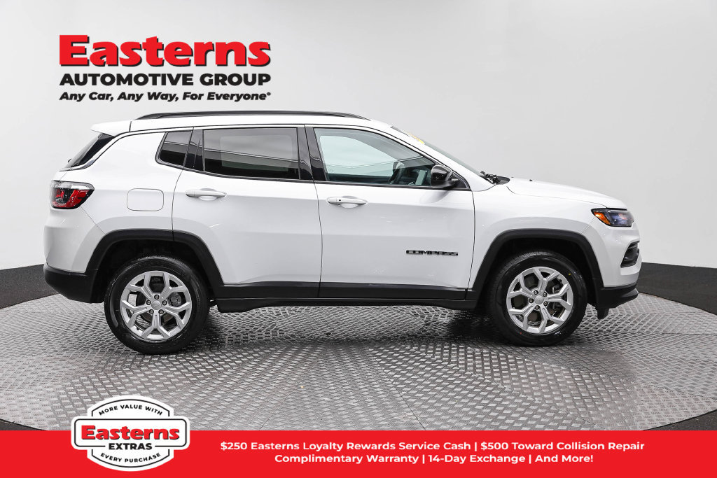 Used 2024 Jeep Compass Latitude AWD/4WD image 5