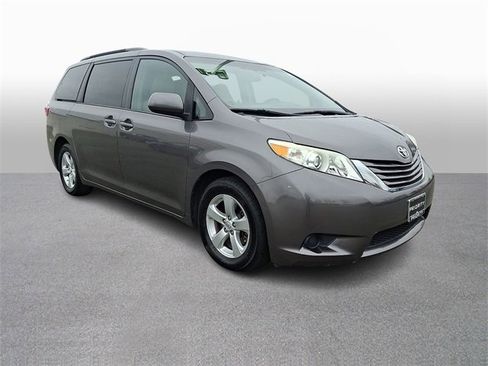 Used 2017 Toyota Sienna LE image 3