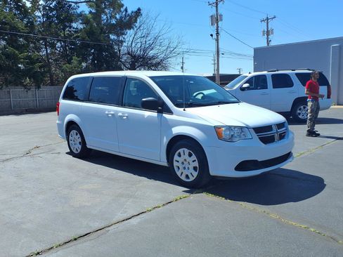 Used 2018 Dodge Grand Caravan SE image 4
