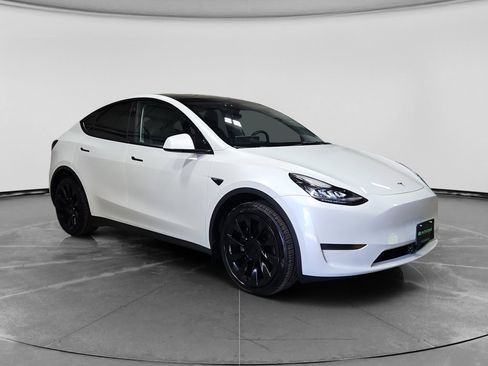 Used 2022 Tesla Model Y Long Range image 4