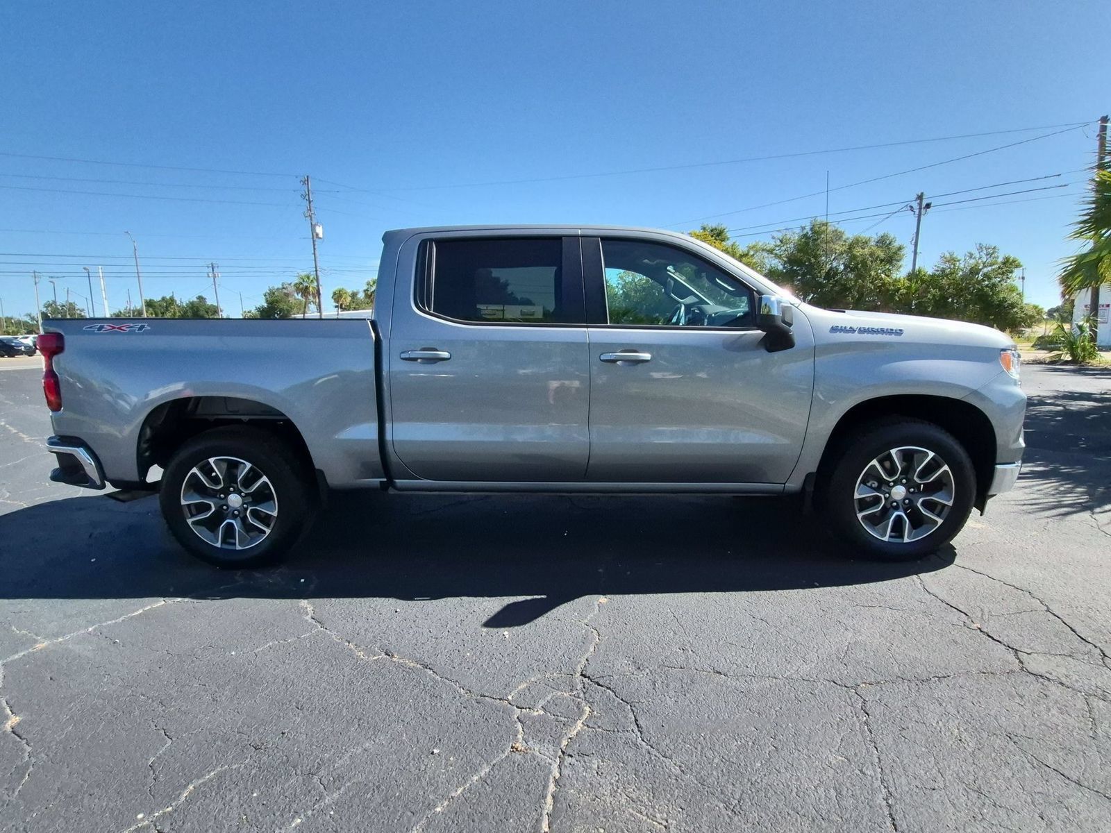 Used 2023 Chevrolet Silverado 1500 LT AWD/4WD image 4