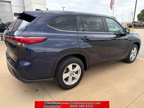 Used 2023 Toyota Highlander L FWD image 5