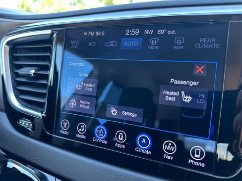 Used 2017 Chrysler Pacifica Touring-L Plus FWD image 40