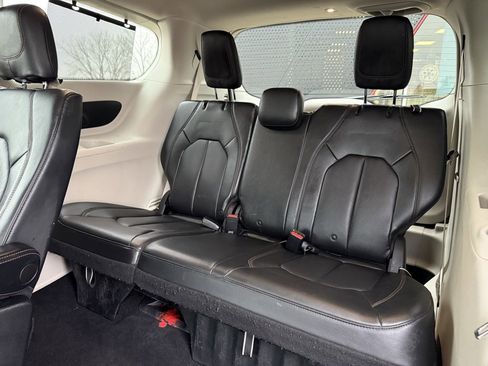Used 2020 Chrysler Pacifica Touring-L image 9
