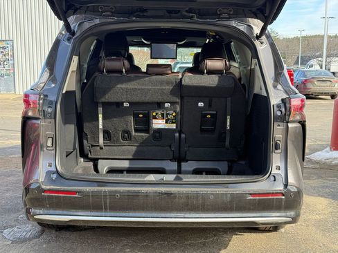 Certified 2024 Toyota Sienna Platinum image 5
