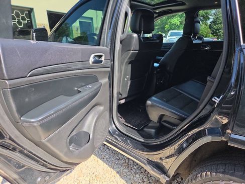 Used 2019 Jeep Grand Cherokee Altitude AWD/4WD image 16