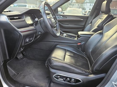 Used 2022 Jeep Grand Cherokee Overland w/ Luxury Tech Group IV image 16