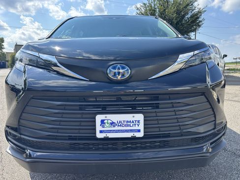 Used 2024 Toyota Sienna LE FWD image 14