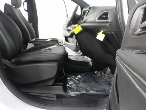 New 2026 Chrysler Pacifica Select image 23