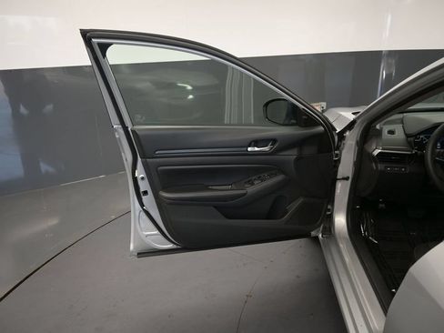 Used 2024 Nissan Altima 2.5 SV FWD image 23