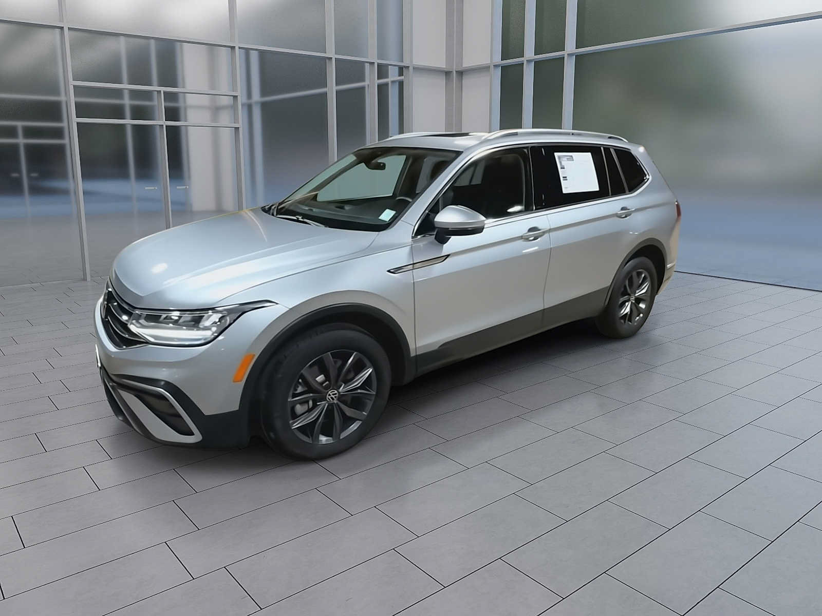 Used 2023 Volkswagen Tiguan SE w/ Panoramic Sunroof Package FWD image 4