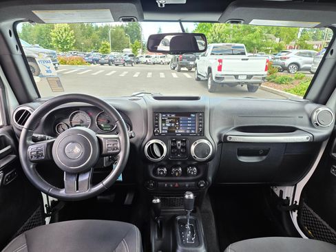 Used 2018 Jeep Wrangler Unlimited Sahara w/ Connectivity Group AWD/4WD image 11
