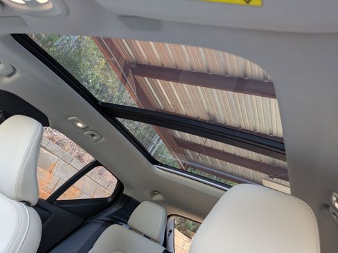 Used 2024 Volvo XC40 B5 Plus image 14