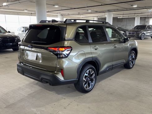 Used 2025 Subaru Forester Premium image 8