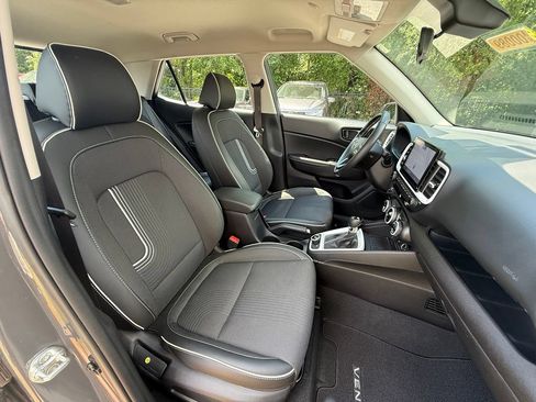 Used 2024 Hyundai Venue Limited FWD image 34