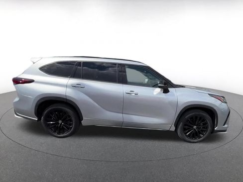 Used 2025 Toyota Highlander XSE AWD/4WD image 16