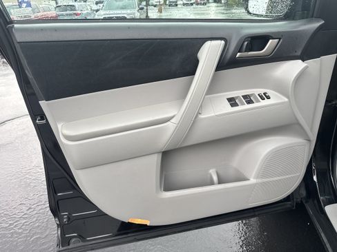Used 2012 Toyota Highlander FWD w/ Tech Pkg image 5