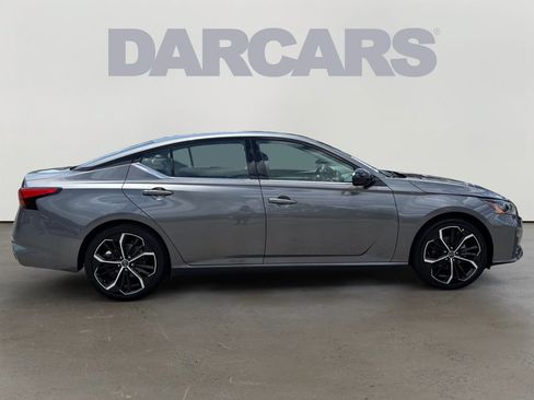 Used 2024 Nissan Altima 2.5 SR FWD image 8
