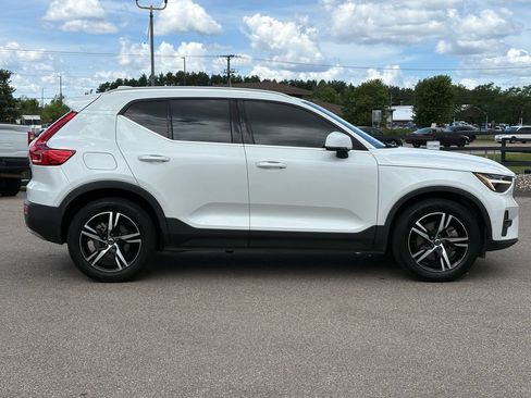 Used 2023 Volvo XC40 B5 Plus AWD/4WD image 9