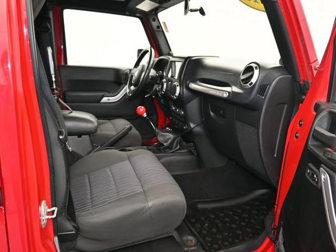 Used 2012 Jeep Wrangler Unlimited Rubicon w/ Connectivity Group AWD/4WD image 22