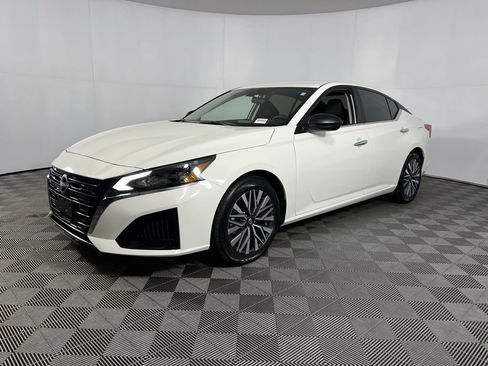 Used 2025 Nissan Altima 2.5 SV image 3