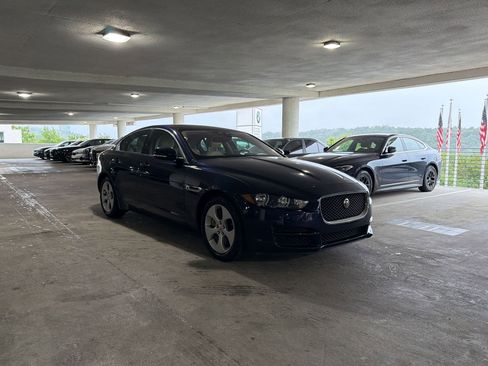 Used 2018 Jaguar XE RWD image 5