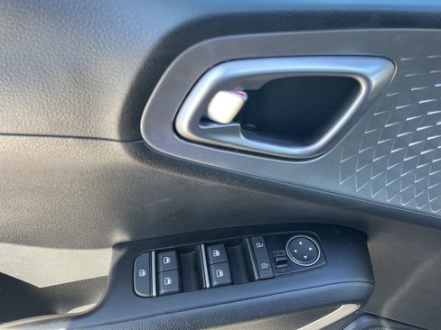 Used 2025 Kia Soul LX w/ LX Technology Package FWD image 17